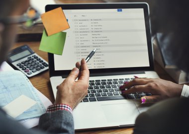 dizüstü bilgisayar kullanan iş takım. 