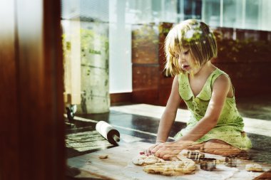 çerez hamur yoğurma kız