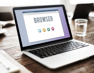 masa üstünde laptop açık