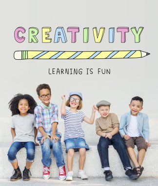 Çocuklar gülüyor ve eğlenin