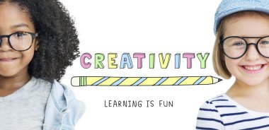 Gülümseyen iki sevimli kız