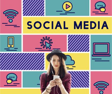 Akıllı telefon kullanan kadın