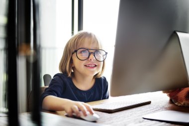 bilgisayar ile oynayan kız