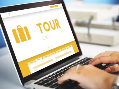 Laptop klavyesinde yazan kişi