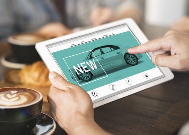 Metin ile tablet tutan kişi