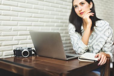 Kafedeki genç kadın.