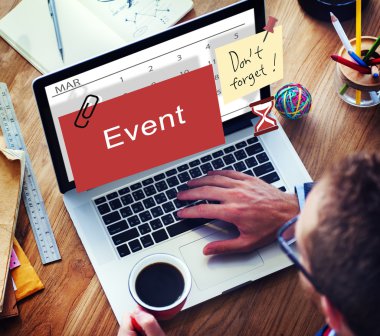 dizüstü bilgisayarda klavyede yazan adam