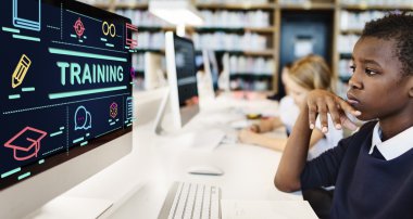 Bilgisayarla okuyan çocuklar