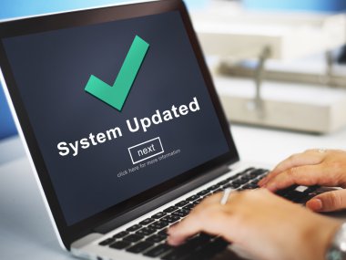 Laptop klavyesinde yazan kişi