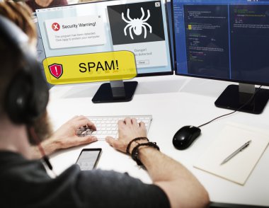 spam ile bilgisayarda çalışan iş adamı