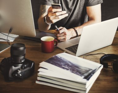 Studio dizüstü bilgisayar ile çalışan fotoğrafçı