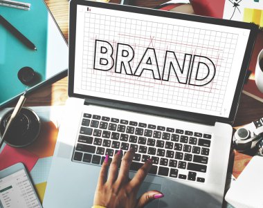 bilgisayar ile çalışan kadın