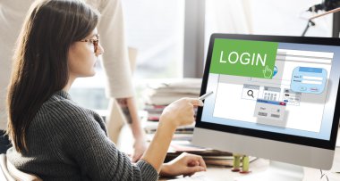 bilgisayar ekranında arayan kişi