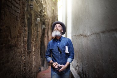 kamera ile yakışıklı hipster