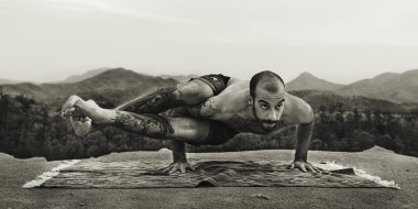 açık havada Yoga yapan erkek