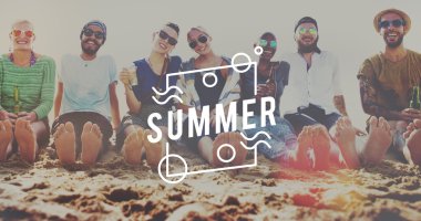 Sahilde oturan arkadaşlar