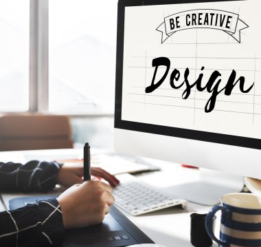 çalışan kişi bilgisayar ile