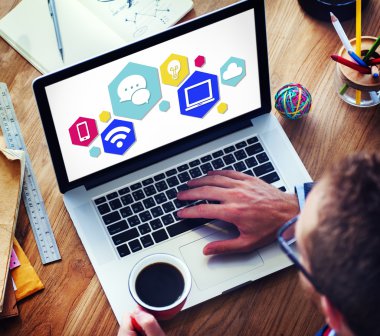 dizüstü bilgisayar kullanan adam