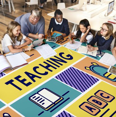 öğretmen okulda öğrenciler ile