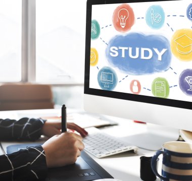 çalışan kişi bilgisayar ile