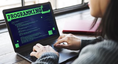 Dizüstü bilgisayarla çalışan kadın 