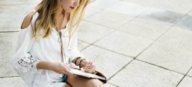 Şarkı mı yazıyorsun hippi müzisyen