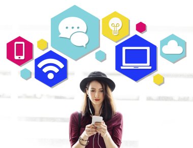 Akıllı telefon kullanan kadın