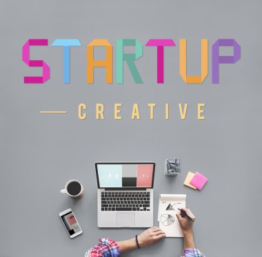 laptop ile çalışan kişi 