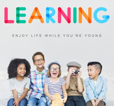 Çocuklar gülüyor ve eğlenin