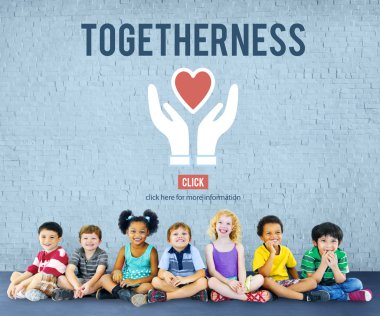 Çeşitlilik çocuk birlikte oturan