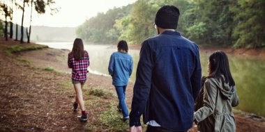 Doğada yürüyüş insanlar