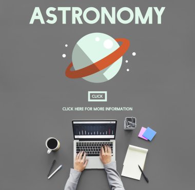 dizüstü bilgisayar kullanan adam