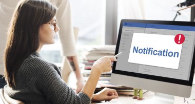 Bilgisayar ekranında arayan arkadaşları