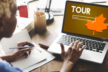 Dizüstü bilgisayarda çalışan kadın 