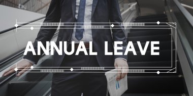  Arka planda yürüyen merdiven üzerinde işadamı