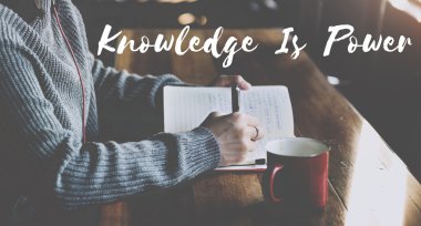 Günlüğe notlar yazan kadın