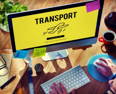 Bilgisayar kullanan adam