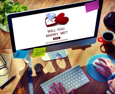 Bilgisayar kullanan adam 