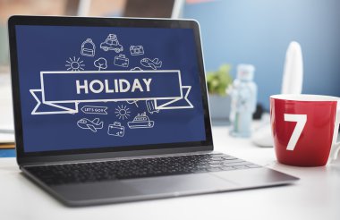 masa üstünde laptop açık
