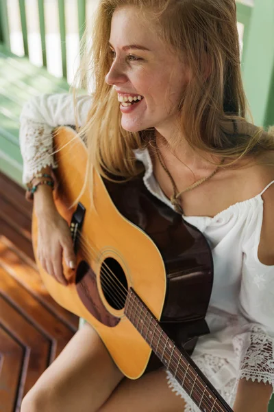 Retrato de mulher com guitarra — Fotografia de Stock