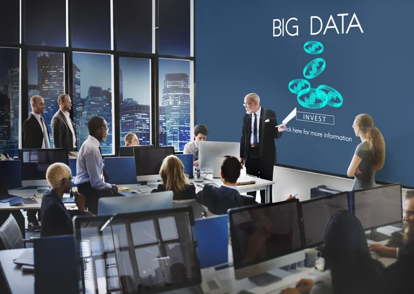 Berufstätige Geschäftsleute und Big Data — Stockfoto
