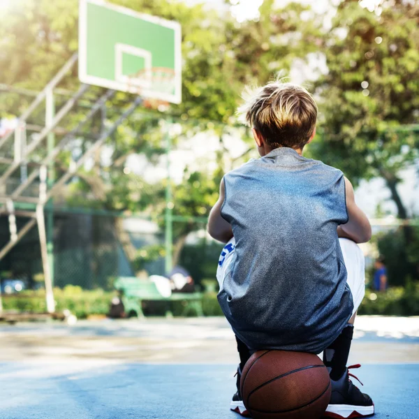 Kosárlabda fiú játékos — Stock Fotó