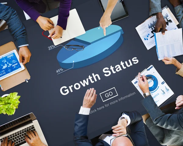 Mensen uit het bedrijfsleven aan groei Status te wijzen — Stockfoto