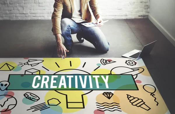 Empresário trabalhando com criatividade — Fotografia de Stock
