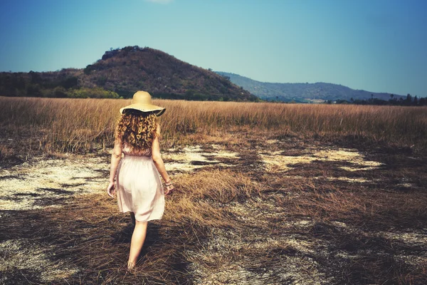 Summer girl walking on Grassland — Stock Photo, Image