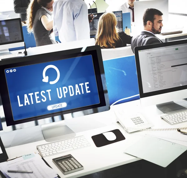 Computermonitore mit neuestem Update — Stockfoto