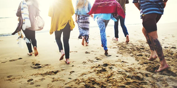 Vrienden wandelen op strand — Stockfoto