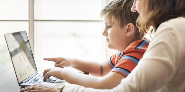 Madre con figlio e laptop — Foto Stock