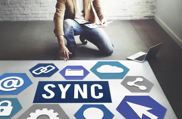 Uomo d'affari che lavora con sync — Foto Stock