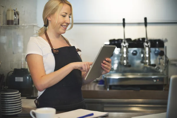 Barista no Café com tablet digital — Fotografia de Stock